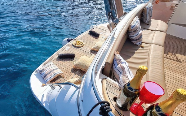 Аренда яхты Fairline Phantom 43 на Миконосе